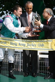 香港賽馬會主席陳祖澤頒發獎盃予策騎Crossharbour勝出香港賽馬會拜倫錦標的柏士祺。